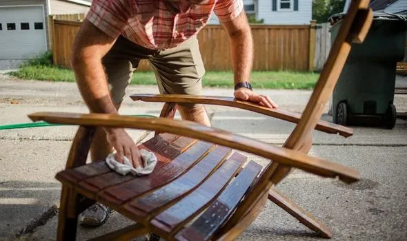 cleaning an outdoors chair